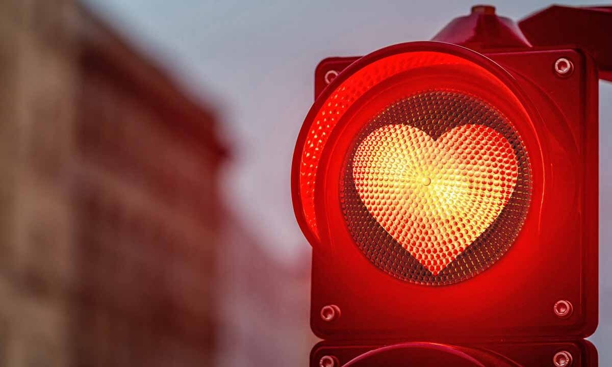 Imaginar una ciudad moderna sin semáforos es contemplar el caos absoluto, hoy son el corazón de la gestión vial y la piedra angular de la seguridad peatonal y vehicular en todo el mundo.
